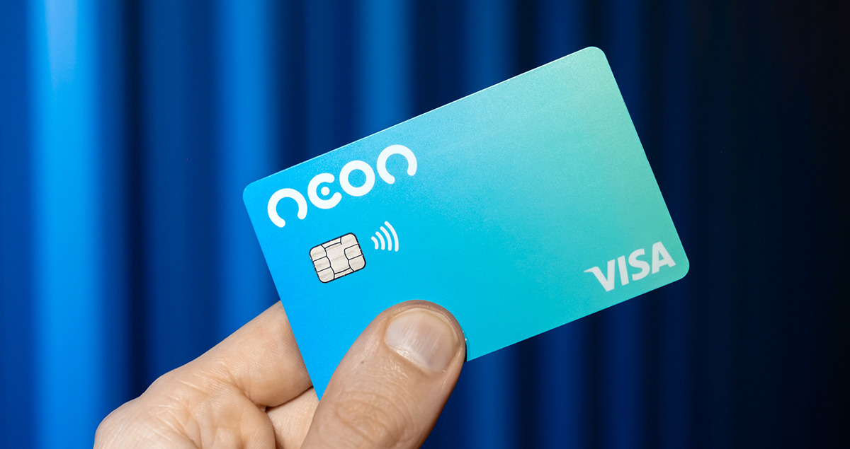 Mão segurando cartão de crédito Neon
