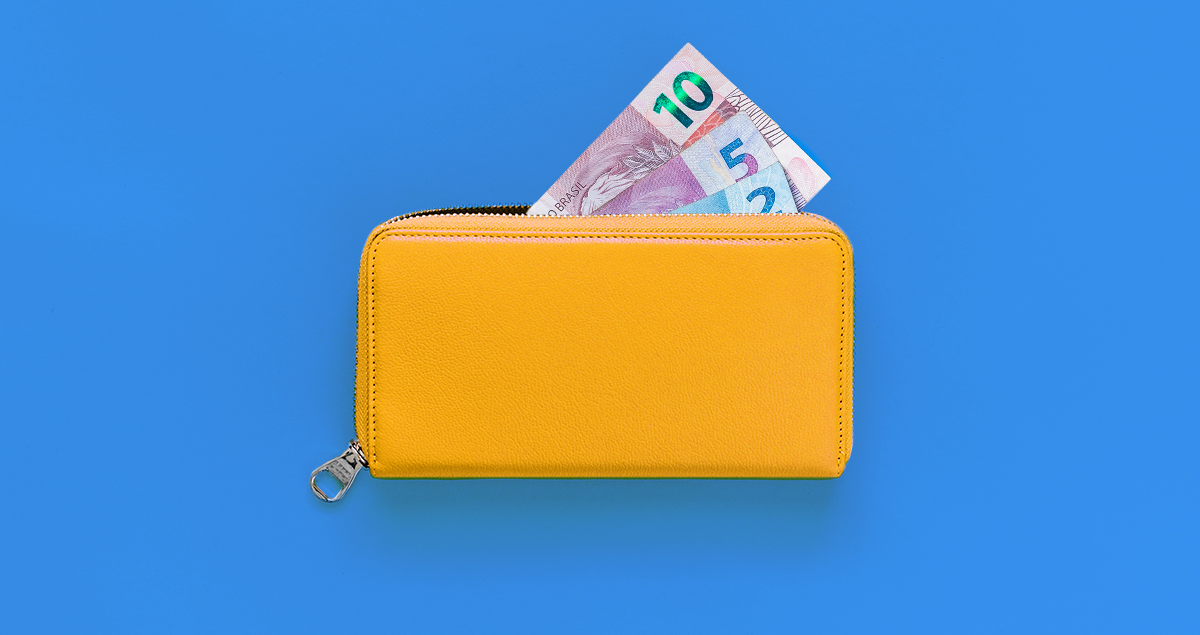 Carteira amarela com notas de dinheiro saindo dela em frente a fundo azul