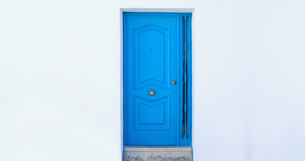 Porta azul em muro branco