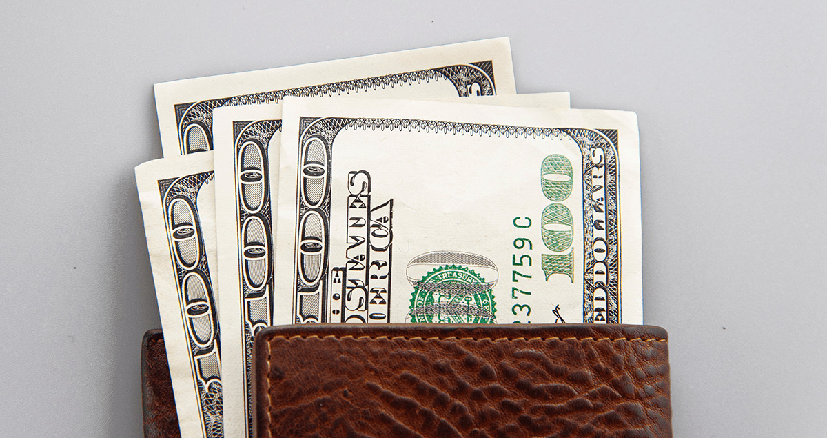 Você consegue entender a variação do dólar? A gente te explica 1 Cédulas de dólar saindo da carteira