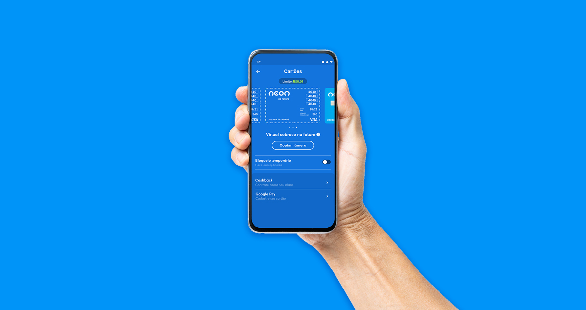 Mão segurando celular com tela do app Neon com cartão virtual Neon