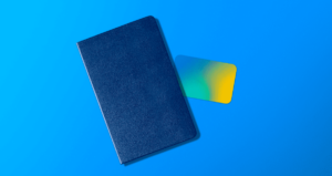 Imagem de carteira com cartão ao lado sobre fundo azul