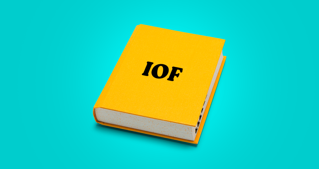 Caderno amarelo com sigla "IOF" escrita por cima