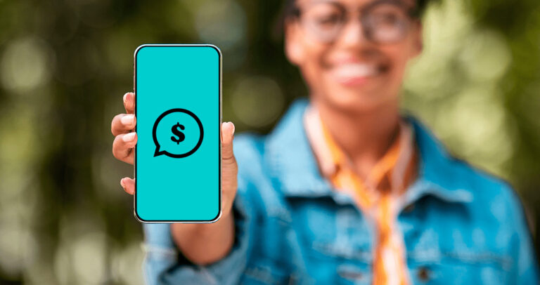 Pessoa segurando celular com símbolo do WhatsApp e cifrão na tela