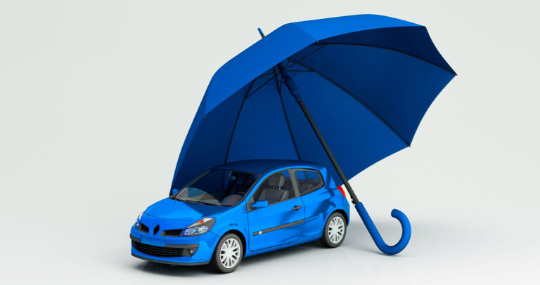 Imagem de guarda-chuva sobre carro