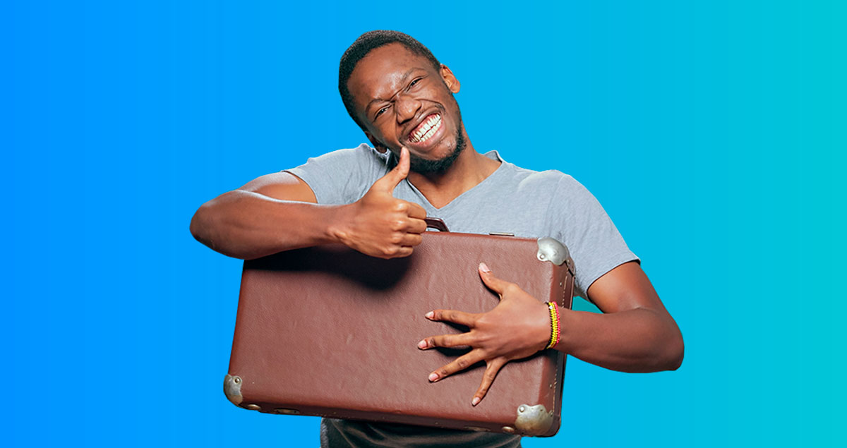 Homem sorrindo segurando mala de viagem