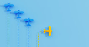 Aviões azuis alinhados e um avião amarelo indo para a direita
