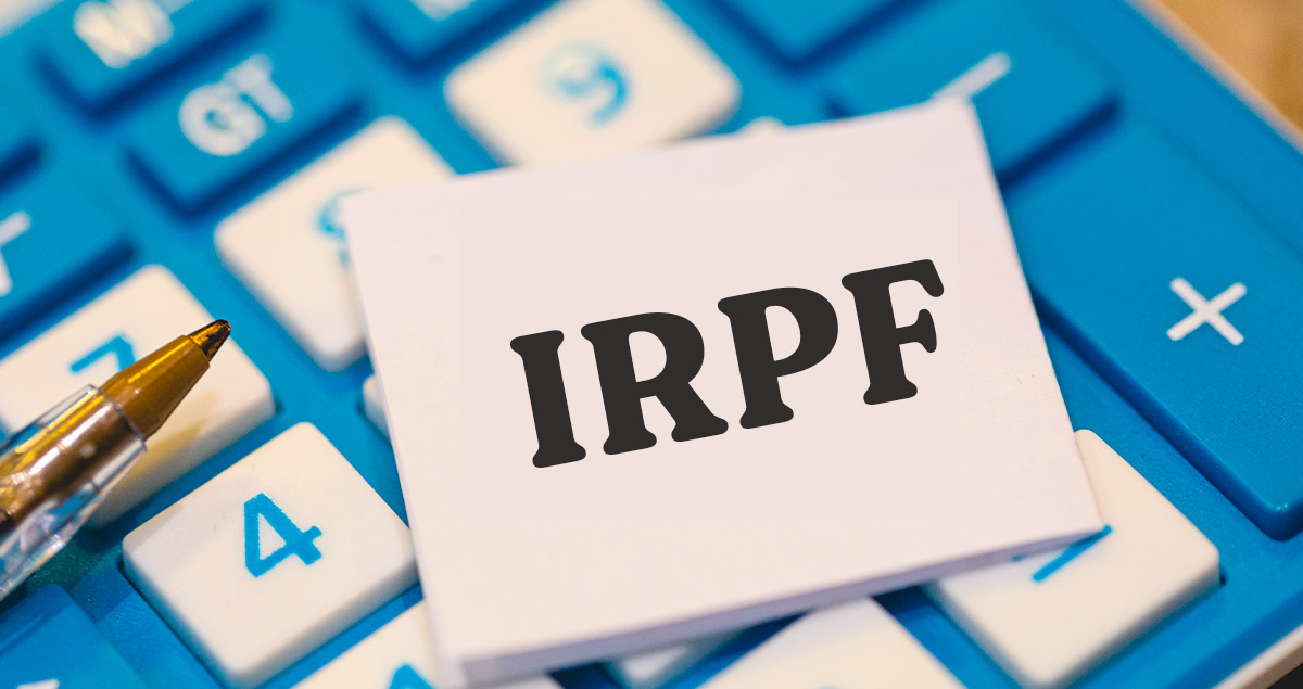Papel em que se lê "IRPF" sobre calculadora azul