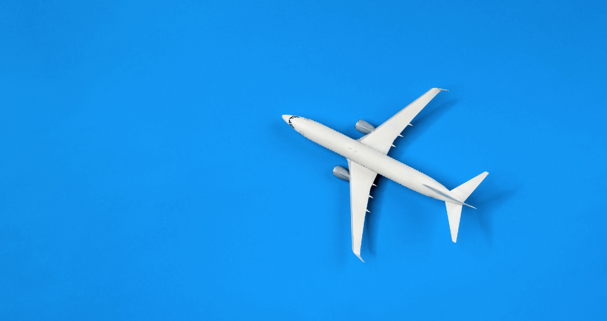 Como comprar passagem de avião? Veja dicas para economizar 1 Avião branco sobre fundo azul