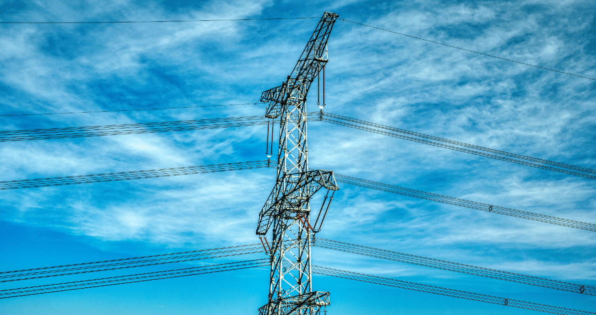 Torre de energia com céu azul ao fundo