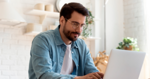 Homem em frente a computador em ambiente bem iluminado