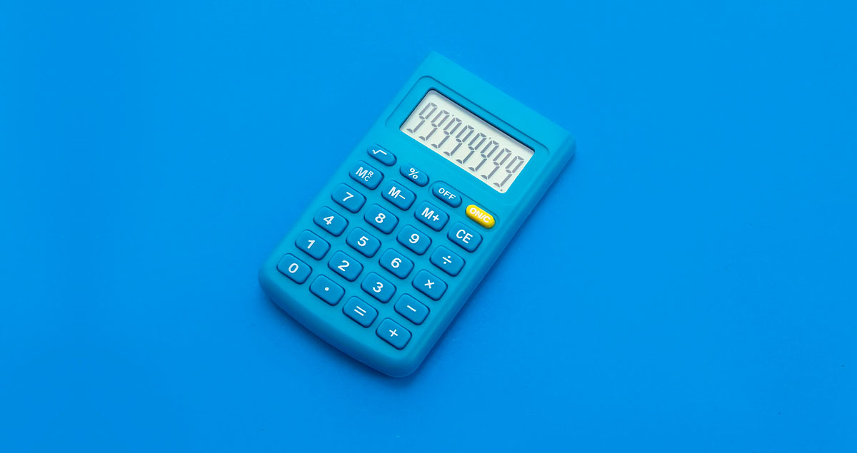 Calculadora azul sobre fundo azul