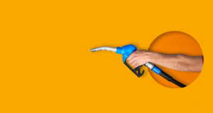 Mão segurando bomba de gasolina azul em frente a fundo amarelo