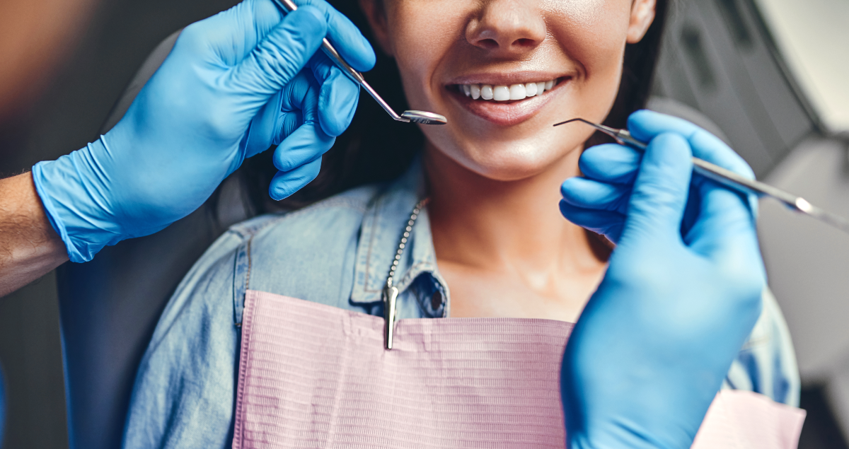 Quanto custa uma faculdade de Odontologia? Valores e duração 1 Mulher no dentista sorrindo