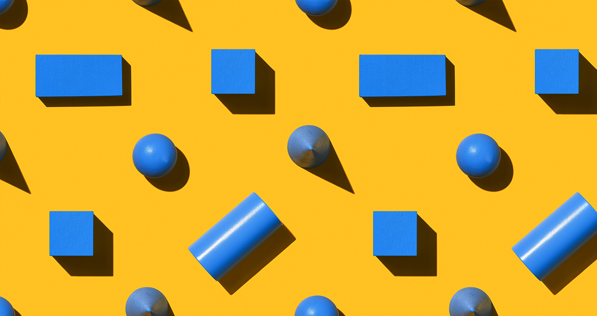 Cubos, paralelepípedos, esferas e cones azuis em cima de fundo amarelo