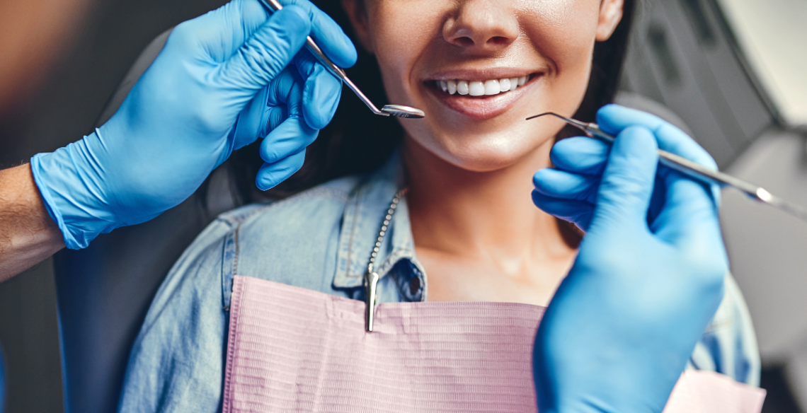 Quanto ganha um dentista? Saiba mais sobre salário e formação 1 Mulher no dentista sorrindo