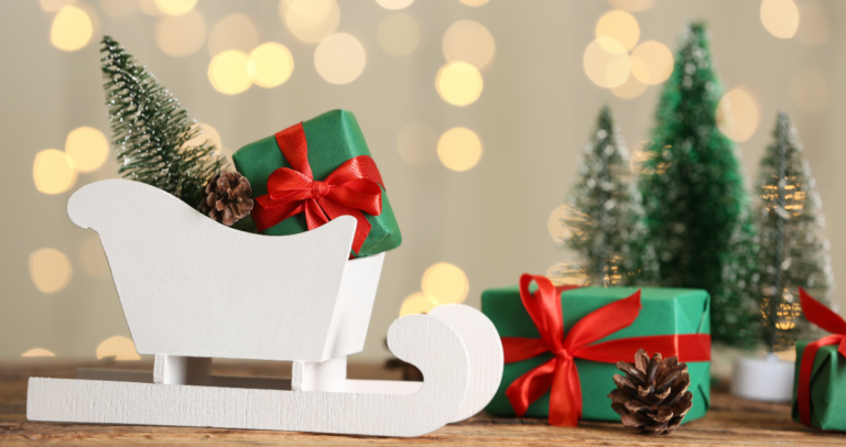 Decorações de Natal em cima de mesa