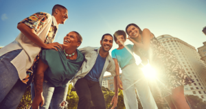 Grupo de pessoas sorrindo ao ar livre