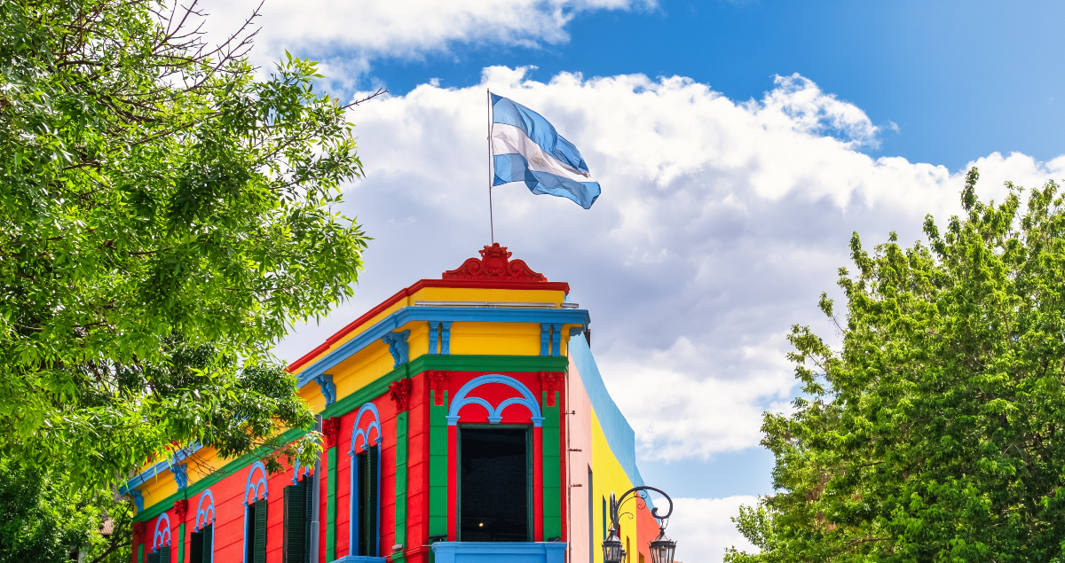 Bandeira da Argentina em cima de prédio no Caminito em Buenos Aires