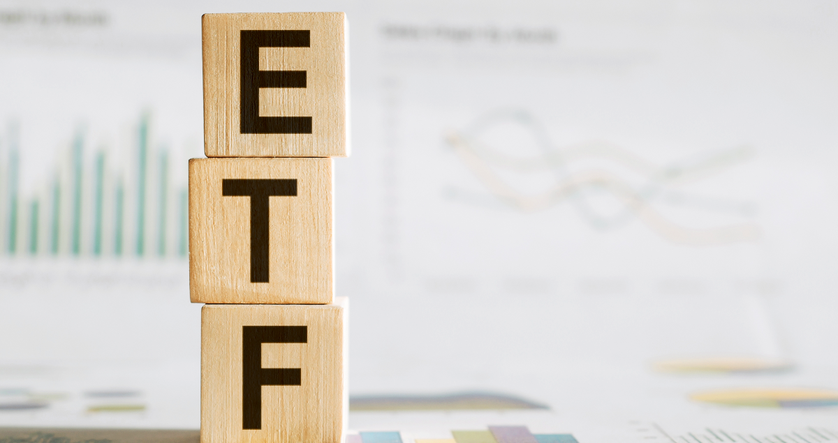 Blocos de madeira em que se lê "ETF"