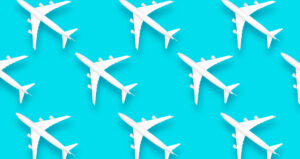Miniaturas de aviões brancos em frente a fundo azul claro