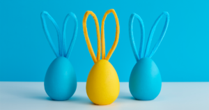 Dois ovos azuis e um amarelo com "orelhas" de coelho