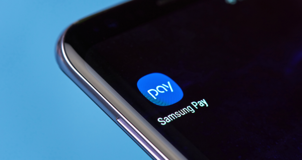 Ícone do aplicativo do Samsung Pay em tela de celular em frente a fundo azul