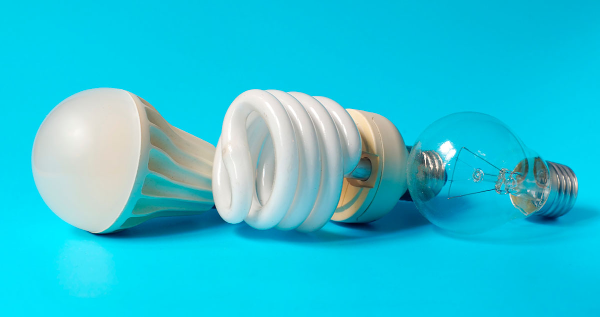 Três lâmpadas em frente a fundo azul claro