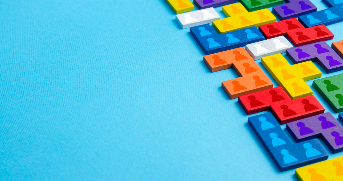 Peças com ilustrações de pessoas encaixadas como Lego em frente a fundo azul