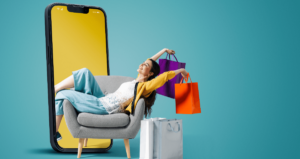 Mulher "saindo de celular" sentada em sofá segurando sacolas nas mãos