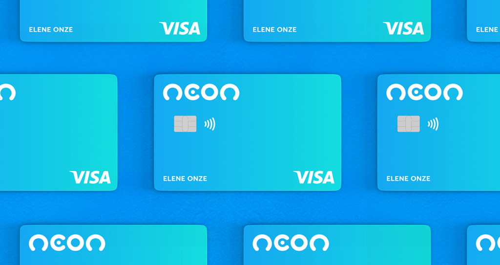 Cartões de crédito Neon alinhados em frente a fundo azul