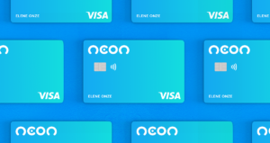 Cartões de crédito Neon alinhados em frente a fundo azul