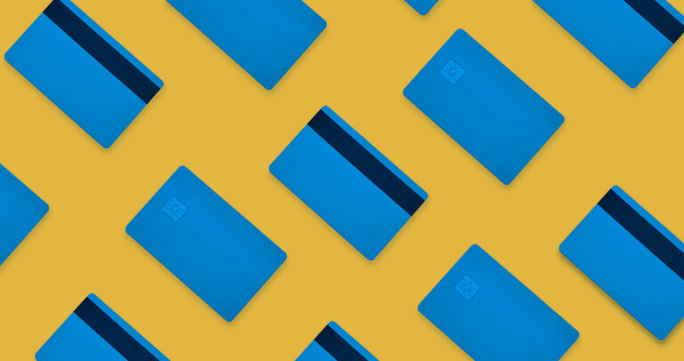 Cartões azuis na diagonal em frente a fundo amarelo