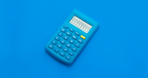 Calculadora azul em frente a fundo azul