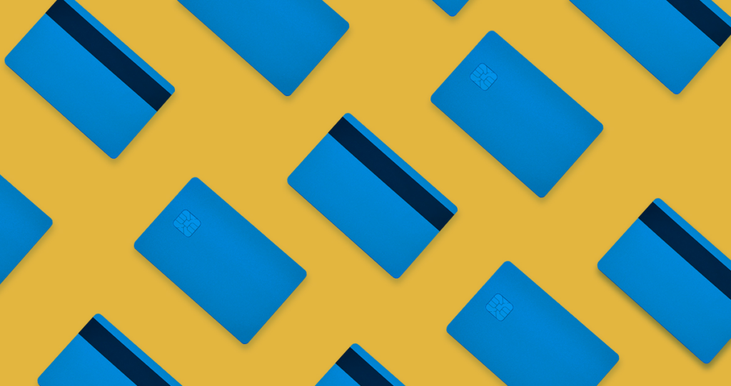 Diversos cartões azuis alinhados na diagonal em frente a fundo amarelo