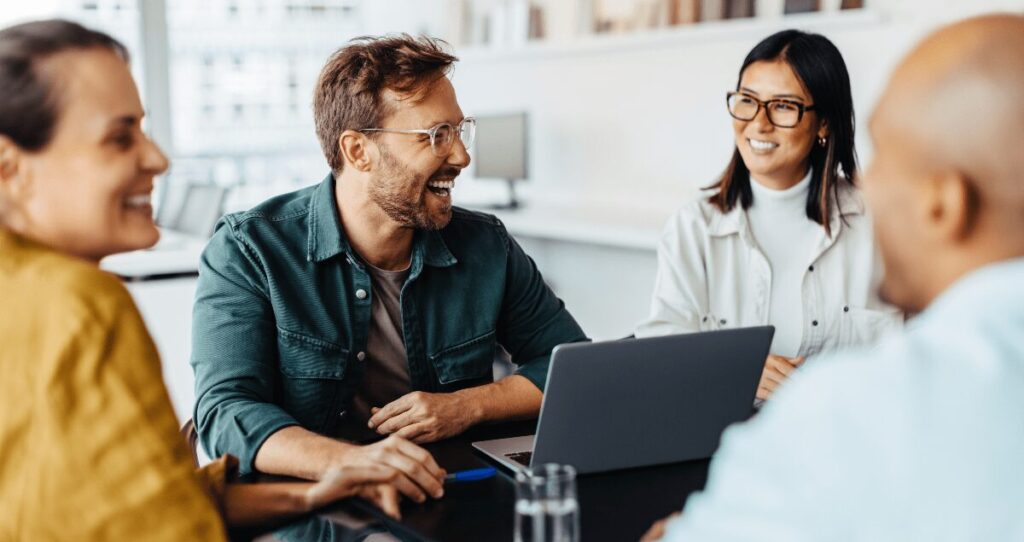 Dois homens e duas mulheres conversando em escritório