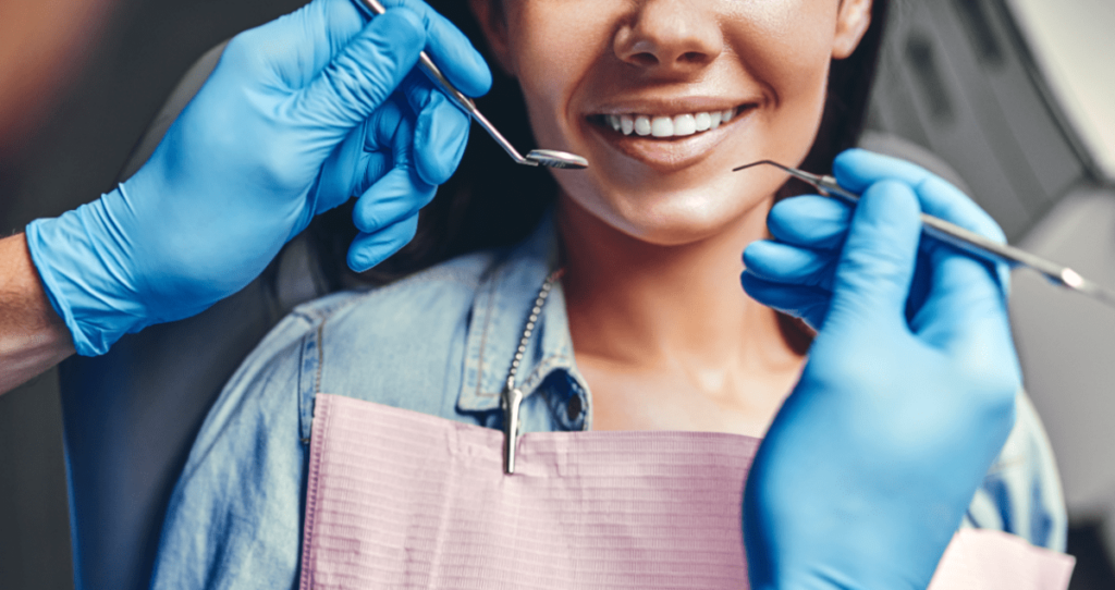 Mulher sorrindo em dentista