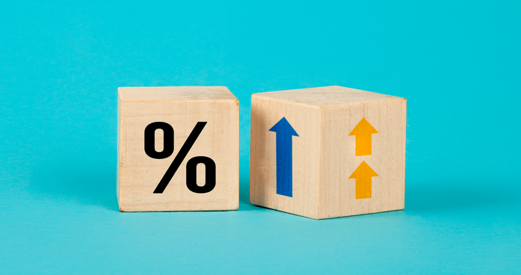 Dois cubos de madeira com símbolos de porcentagem e setas para cima