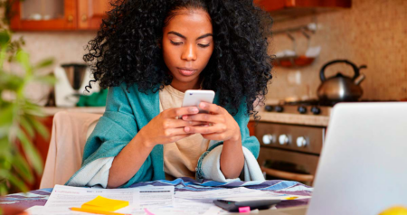 Mulher séria segurando celular nas mãos