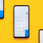 Celulares com calculadora aberta em frente a fundo amarelo