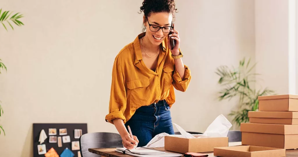 Boa notícia para quem quer aumentar os lucros: existem inúmeras opções de coisas para vender fácil e garantir uma boa renda no fim do mês. Escolher bem os produtos de sua loja é o primeiro passo para gerar resultados e fidelizar seus clientes! A seguir, confira 20 dicas imperdíveis de como se tornar um microempreendedor de sucesso! 15 coisas para vender fácil como MEI Muitas vezes, nos falta inspiração para definirmos o catálogo da nossa loja, não é mesmo? Isso é totalmente compreensível, já que são infinitas as possibilidades comerciais.  Nesse sentido, conhecer os tipos de produtos com boa saída permite que você economize tempo — e dinheiro. Continue lendo e fique por dentro do que mais vende nas lojas de microempreendedores individuais (MEI). 1. Roupas  Não tenha dúvidas: vender roupas é um clássico do empreendedorismo. Afinal, a procura por vestuário é constante! Veja alguns dos nichos que mais movimentam a indústria da moda: Trajes de banho: maiôs, biquínis e saídas de praia Roupas de frio (nos meses de outono/inverno): suéteres, moletons e cardigans Roupas sociais: calças de alfaiataria, camisas de linho Pijamas. Leia também: Como abrir uma loja de roupas femininas. 2. Peças usadas A venda de produtos de segunda mão é outra possibilidade prática para gerar uma renda extra. Isso por conta da recente valorização de práticas sustentáveis, como a reutilização de materiais. De livros velhos a roupas e acessórios, são inúmeras as possibilidades de lucro com a economia circular. Saiba como montar um brechó. 3. Bijuterias Assim como as roupas, os acessórios “da moda” estão em constante atualização.  Com isso, surge a chance de sempre lançar novos estilos de adereços, como brincos, anéis e colares.  E mais: se você gosta de trabalhos manuais, é possível fabricar seus próprios materiais! Veja como fazer suas bijuterias e empreender com sucesso! 4. Maquiagens Batom, base, rímel, blush e até sombras coloridas… o mercado de cosméticos é gigantesco, oferecendo espaço para quem quer começar a empreender do zero.  Uma boa dica é se tornar revendedora de marcas conhecidas e garantir sua primeira clientela. Separamos alguns conteúdos para você conferir: Como revender Eudora? Como revender Boticário? Como revender Quem Disse Berenice? Como revender Natura? 5. Calçados A venda de calçados também é uma ideia para quem deseja atuar como microempreendedor individual.  Existem cidades no Brasil que são famosas por serem polos de fabricação de sapatos, como os municípios paulistas de Franca e Jaú.  Quem mora perto dessas regiões, garante a facilidade de conseguir estoque a custo mais acessível. 6. Velas aromáticas Com baixo custo inicial, fabricar velas aromáticas é uma opção interessante para quem é artesão. Ao variar formatos, cores e aromas, é possível criar coleções criativas e muito acessíveis.  Dicas de aromas: lavanda, camomila, canela, café, alecrim e até frutas cítricas. 7. Sabonetes artesanais Sabonetes artesanais são produtos populares por conta de seus ingredientes naturais e sustentáveis. Por exemplo, é frequente o uso de óleos essenciais, ervas e aditivos naturais que beneficiam a pele.  Além da formulação caprichada, invista em forminhas para criar sabonetes com formato criativos, como ursinhos e frutas. 8. Decoração de festa temática Não tem erro: o setor de festas movimenta o comércio o ano todo. Isso porque, além dos feriados comemorativos, os aniversários também geram alta demanda por decoração temática. Veja só alguns itens muito procurados: toppers de bolo ilustrados, centros de mesa, painel de desenho animado, lembrancinhas e sacolinhas-surpresa. Saiba como fazer artesanato de resina para suas decorações de festa. 9. Kit festas Ainda no ramo das festas, existe a opção de atuar como MEI vendendo conjuntos prontos de itens pré-selecionados para festas.  Por exemplo, um kit de festa junina pode vir com alimentos típicos, decorações de bandeirinhas e prendas para os jogos. 10. Itens personalizados A venda de itens personalizados é um ramo lucrativo e muito diverso. Afinal, as estampas podem ser aplicadas em incontáveis materiais, como camisetas, chaveiros, canecas e capas de almofadas. Para cada tipo de técnica de personalização, existem equipamentos específicos. Assim, faça uma análise da viabilidade financeira para definir os investimentos mais adequados financeiramente. Leia também: o que é controle financeiro empresarial? 11. Doces Se você possui habilidades culinárias, já sabe: vender doces artesanais como MEI é uma ótima maneira de começar a empreender. Confira algumas ideias de sucesso: Bolo gelado Bolo de pote Brigadeiro Brownie Cookies Trufas Pão de mel Cupcakes Pé de moleque e pé de moça. 12. Salgados Já que mencionamos os doces, não podemos deixar de citar os salgados! Com o CNAE de venda ambulante de alimentos, o MEI pode comercializar produtos como tortas, empadas, quiche, coxinha e muito mais. Outra opção é preparar lanches. Como abrir uma lanchonete com o CNPJ MEI. 13. Itens de papelaria Cadernos, bloquinhos de anotação, canetas coloridas e borrachas de formatos variados: os itens de papelaria fazem sucesso com clientes de todas as faixas etárias! Você pode revender itens de outras marcas ou produzir artesanalmente seus produtos. Saiba como montar uma papelaria de sucesso. 14. Livros  Sejam novos, usados ou digitais, vender livros é uma tradicional atividade comercial. Procure por plataformas específicas, como a Estante Virtual, e monte sua loja online. 15. Infoprodutos Por fim, mas não menos importante: os produtos digitais!  Se você tem conhecimento técnico aprofundado em alguma área, vale a pena montar cursos, e-books e outros infoprodutos para garantir um bom dinheiro.  A seguir, explicamos mais sobre o que vender fácil nas plataformas digitais. Coisas para vender fácil na internet Com o fortalecimento dos aplicativos de e-commerce, todos os produtos que sugerimos podem ser vendidos facilmente pela internet.  Atualmente, os próprios consumidores dão sinais de preferência pelas lojas digitais. Pesquisas indicam que 51% dos brasileiros preferem fazer compras online do que em estabelecimentos físicos. Veja 50 dicas do que vender na internet. Por que abrir um MEI ajuda a vender mais? Se você ainda não abriu sua empresa formalmente, saiba que o CNPJ MEI oferece muitas vantagens práticas para os empreendedores: Reduzida carga burocrática, permitindo que o MEI foque seus esforços na divulgação e venda de produtos Baixo valor tributário mensal, o que facilita o lucro da empresa Permissão para emitir nota fiscal, fortalecendo a imagem de seriedade da empresa perante os clientes. Sem contar os benefícios do INSS e a facilidade de adquirir crédito bancário. Todo o procedimento de abertura do MEI leva apenas poucos minutos e é 100% gratuito. Com o app MEI Fácil por Neon, você abre seu CNPJ pelo celular e ainda acessa inúmeras funcionalidades para seu dia a dia como microempreendedor. Agora que você conhece a lista de coisas para vender fácil, não perca mais tempo: abra seu CNPJ com a MEI Fácil por Neon!