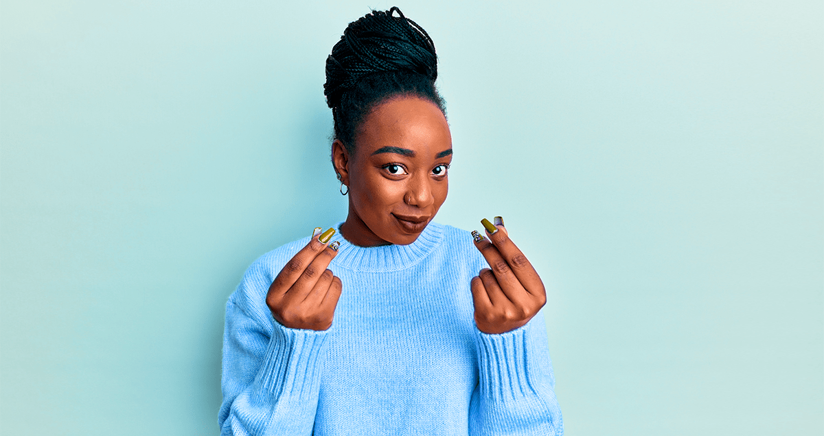 Mulher fazendo símbolo de dinheiro com as mãos e sorrindo