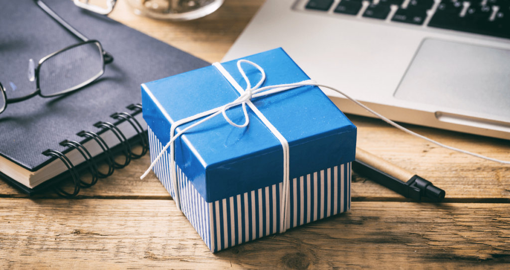 Presente de Natal azul em cima de mesa de escritório