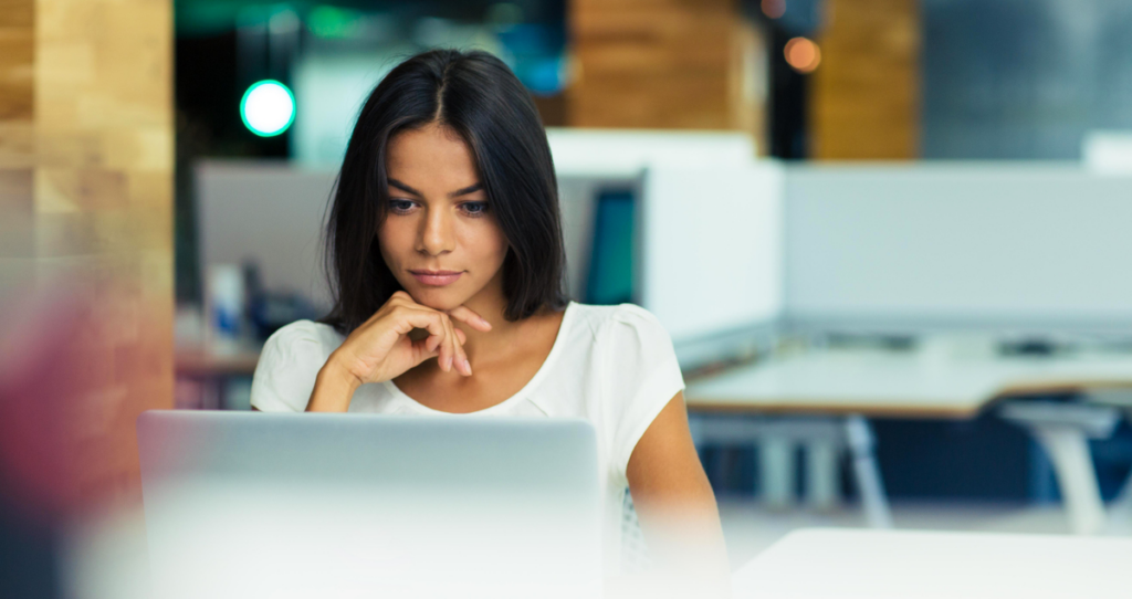 Mulher séria olhando para computador