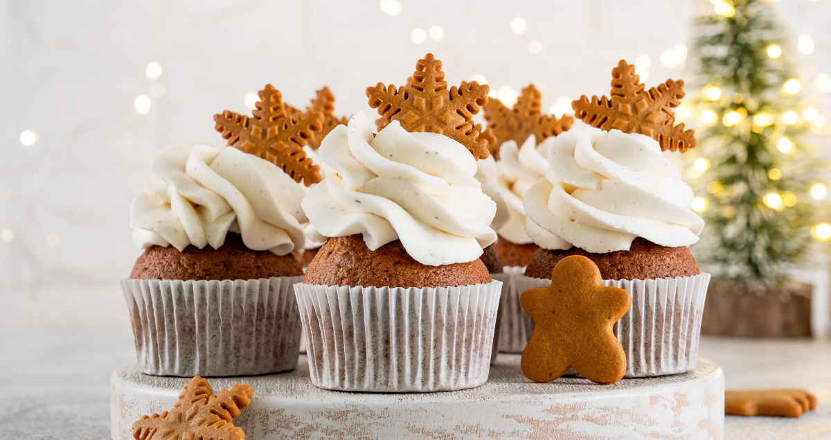 Cupcakes de Natal em cima de mesa